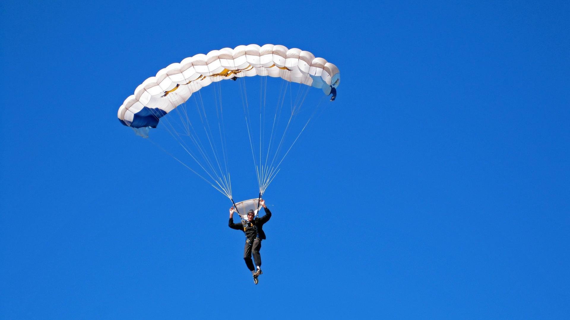 逆境中获胜：车手的经典逆转戏码，逆境翻盘